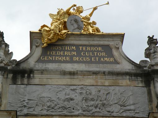  Hostium terror, foederum cultor, gentisque decus et amor